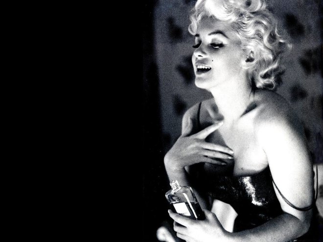 Dve ikoni: Marilyn Monroe in Chanel N&deg;5 FOTO: Reuters

