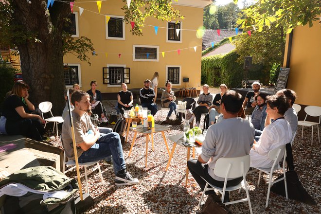 Festival se bo usmeril tudi v anonimna pričevanja generacije, ki je med epidemijo koronavirusa &raquo;ostala zaprta v sobi&laquo;. Zbrana so v publikaciji Moja soba. FOTO: Črt Piksi
