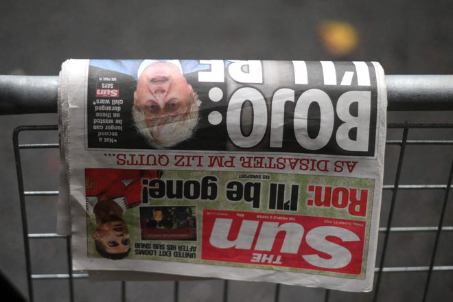 Stare novice na ograji Downing Streeta 10.&nbsp;FOTO: Daniel Leal/AFP
