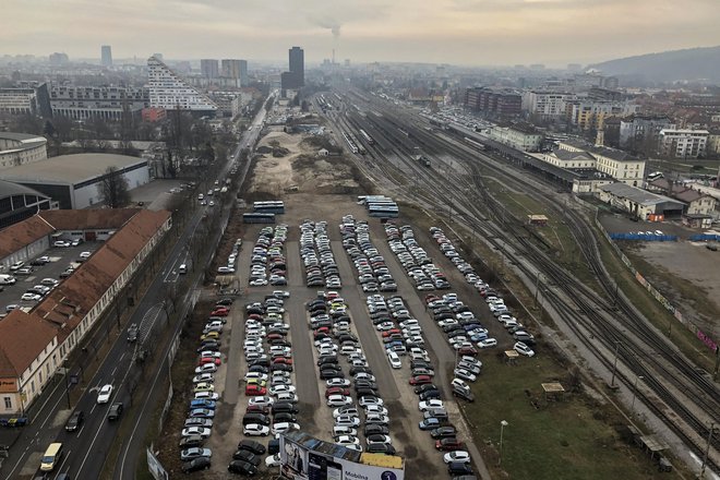 O tako pomembni odločitvi, ali bo železniški tovorni promet &ndash; 450 vlakov dnevno &ndash; potekal skozi Potniški center Ljubljana, mora odločati javnost na referendumu. FOTO VORANC VOGEL/DELO
