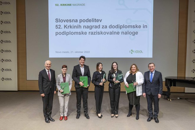 Letošnji prejemniki 52. velike Krkine nagrade za raziskovalno nalogo &ndash; od leve: dr. Anja Kristl, dr. Nejc Petek, dr. Tina Vida Plavec, dr. Ana Dolšak in dr. Maja Bjelošević Žiberna skupaj s predsednikom uprave in generalnim direktorjem Krke Jožetom Colaričem (skrajno desno) in dr. Alešem Rotarjem, članom uprave, direktorjem razvoja in proizvodnje zdravil ter predsednikom Sveta Sklada Krkinih nagrad (skrajno levo). FOTO:&nbsp;Arhiv Krke
