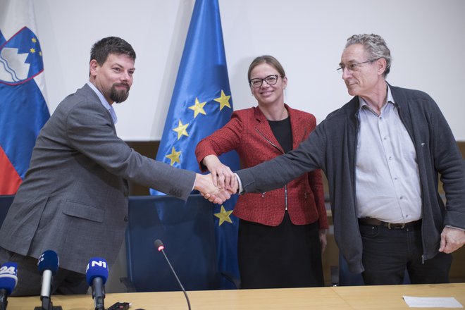 Večina sindikatov v javnem sektorju je pričakovano popenila, saj se vlada samo nekaj dni po podpisu dogovora o plačah za njihovimi hrbti spet dogovarja&nbsp;s Fidesom (na fotografiji desno in levo pogajalca sindikatov Branimir Štrukelj in Jakob Počivavšek, med njima ministrica za javno upravo Sanja Ajanović Hovnik). FOTO: Jure Eržen/Delo
