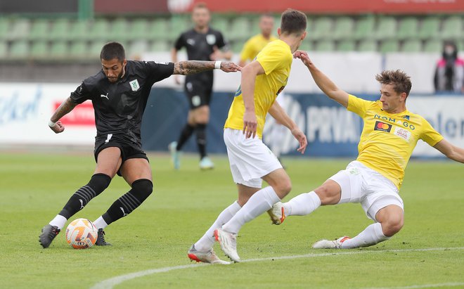 Olimpija in Bravo sta mestna tekmeca, a do naslednjega medsebojnega dvoboja so lahko Šiškarji, ki bodo danes gostili Celjane, tudi veliki zavezniki zeleno-belih. FOTO: Blaž Samec/Delo
