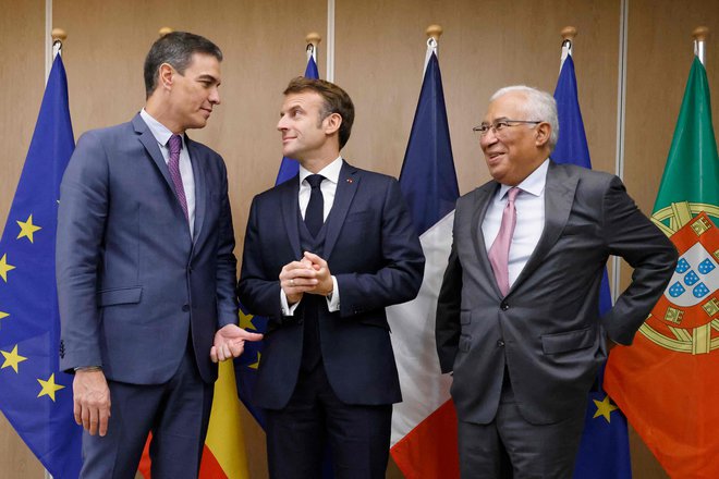 Španski predsednik vlade Pedro Sánchez, francoski predsednik Emmanuel Macron in portugalski premier António Costa so v Bruslju vendarle zbližali stališča. FOTO:&nbsp;Ludovic Marin/AFP
