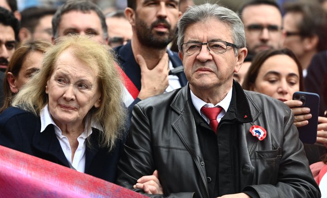 Ob radikalnem levičarju Jean-Lucu Mélenchonu je pred v nedeljo paradirala Nobelova nagrajenka Annie Ernaux.

FOTO: Christophe Archambault/Afp
