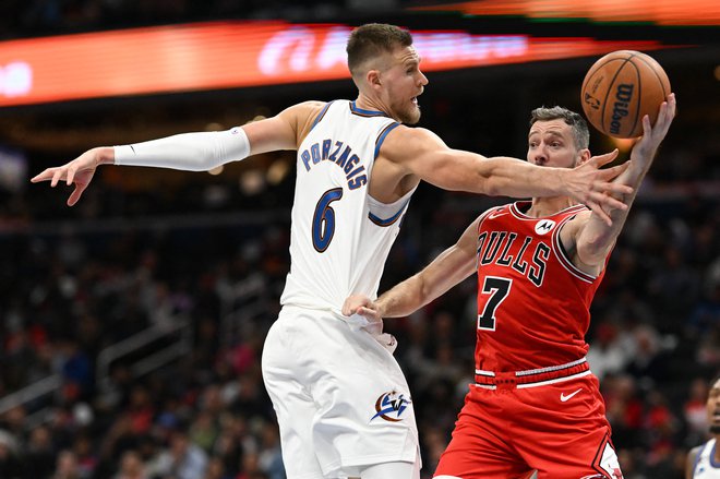 Goran Dragić (desno) in center Washingtona Kristaps Porzingis med eno od akcij. FOTO: Tommy Gilligan/Usa Today Sports
