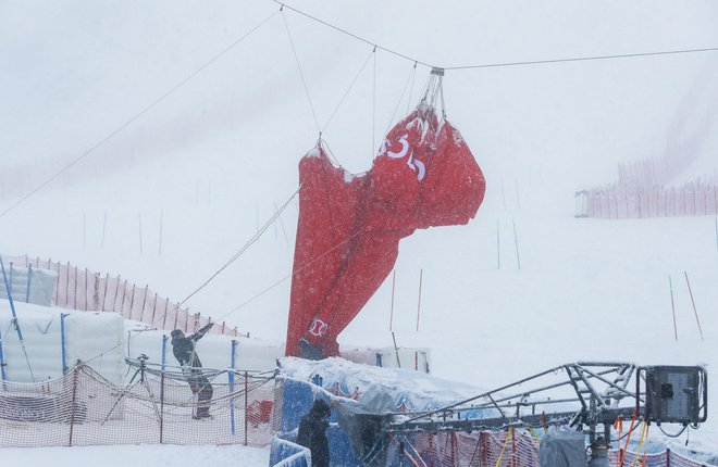 Muhasto vreme ni dovolilo izvedbe prve veleslaloma smučark v sezoni.&nbsp;FOTO:&nbsp;Matej Družnik/Delo
