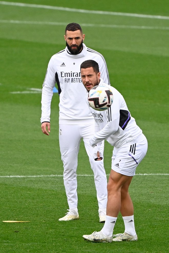 Karim Benzema (v ozadju) in Eden Hazard med petkovim treningom, ki ga Francoz skupaj s soigralci, ki so začeli tekmo z Elchejem, končal predčasno. FOTO: Pierre-Philippe Marcou/AFP
