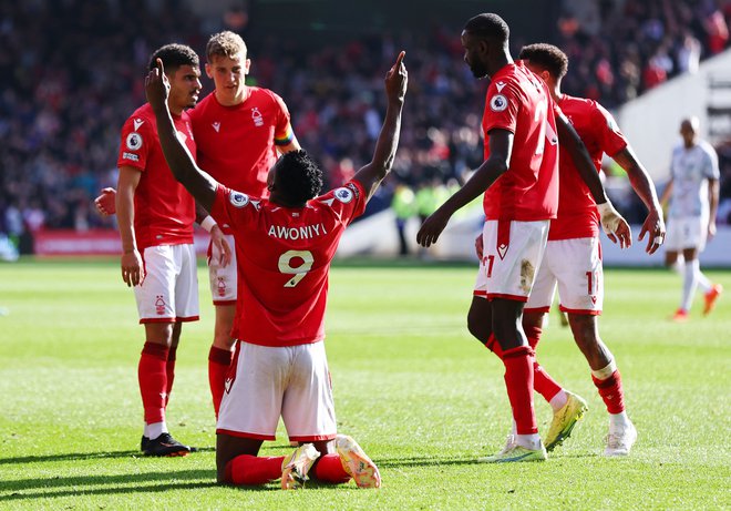 Taiwo Awoniyi (št. 9) proslavlja gol v mreži Liverpoola s svojimi soigralci. FOTO: David Klein/Reuters
