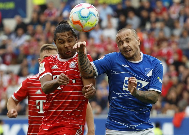 Serge Gnabry (levo), tudi sam je nekoč nosil modri dres kluba iz žepnega mesteca Sinsheim, se je tokrat v rdeči majici pomeril z branilcem Hoffenheima, Špancem&nbsp;Angeliñom. FOTO: Heiko Becker/Reuters
