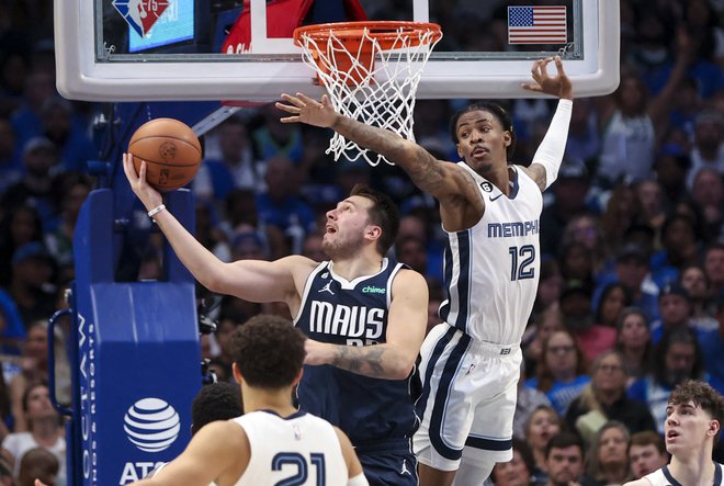 Luka Dončić ob Ja Morantu (desno). To naj bi bil dvoboj, ki bo zaznamoval to in vse naslednje sezone lige NBA. FOTO: Kevin Jairaj/USA Today Sports
