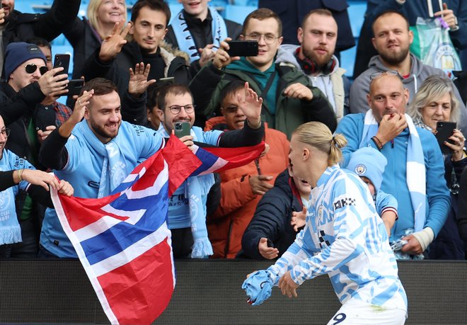 Erling Haaland z navijači ManCityja po tekmi na domačem&nbsp;štadionu Etihad. FOTO: Molly Darlington/Reuters
