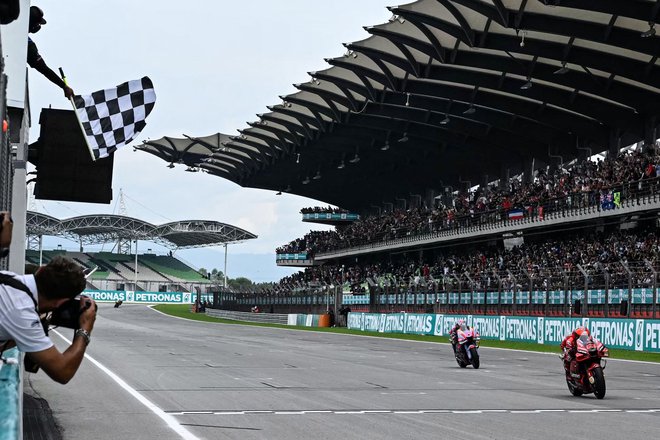 Francesco Bagnaia in Enea Bastianini&nbsp;sta za več kot dve sekundi prehitela Quartararoja na tretjem mestu. FOTO: Mohd Rasfan/AFP
