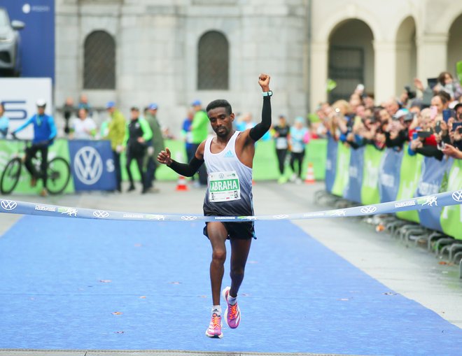 Zmagovalec ljubljanskega maratona je Etiopijec Gebretsadik Abraha. FOTO: Jože Suhadolnik
