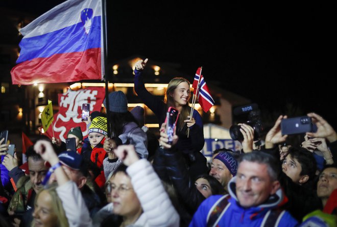 Ženskega veleslaloma zaradi slabih razmer za tekmo ni bilo, sporemljevalni program z veliko sobotno večerno zabavo sredi Söldna pa je tolažil navijače od vsepovsod. FOTO: Matej Družnik
