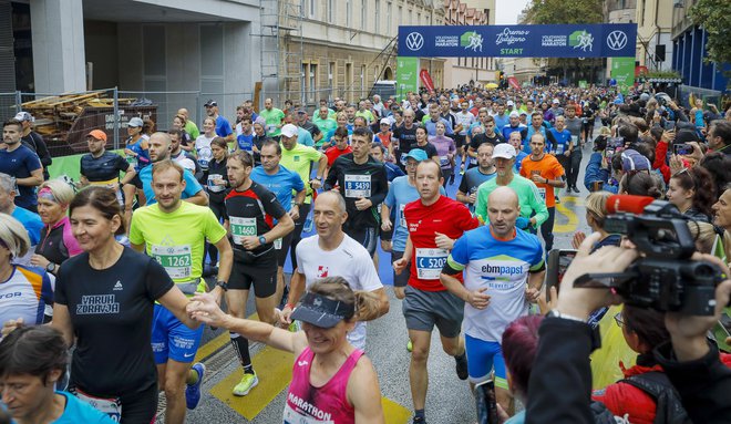 Ljubljanski maraton je dolga leta, do spremembe trase, po kateri se je teklo na 42 kilometrov, veljal za posebno težek, ker so morali tekači odteči dva kroga. FOTO: Jože Suhadolnik/Delo
