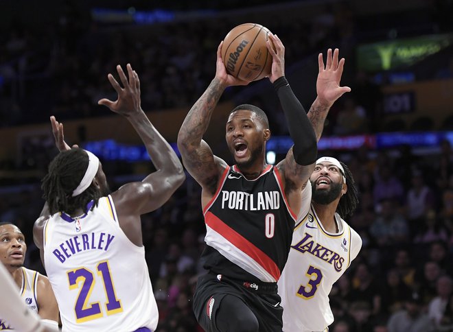 Košarkarji Portlanda in najboljši strelec Damian Lillard so v gosteh&nbsp; prizadejali še tretji poraz moštvu Los Angelesu Lakers. FOTO: Kevork Djansezian/AFP
