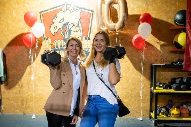 Iza Logar iz MasterChefa s prijateljico. FOTO: Crossfit Ljubljana
