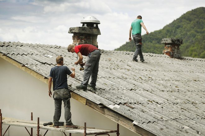 Pokrivanje strehe z azbestnimi salonitkami je bilo nekoč zelo preprosto. Foto Leon Vidic/Delo
