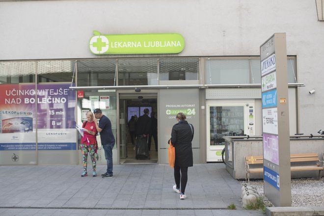 Vrste pred dežurno lekarno so daljše zaradi izdajanja zdravila paxlovid in povečanega števila obiskovalcev, pravijo v Lekarni Ljubljana. FOTO: Jure Eržen/DELO
