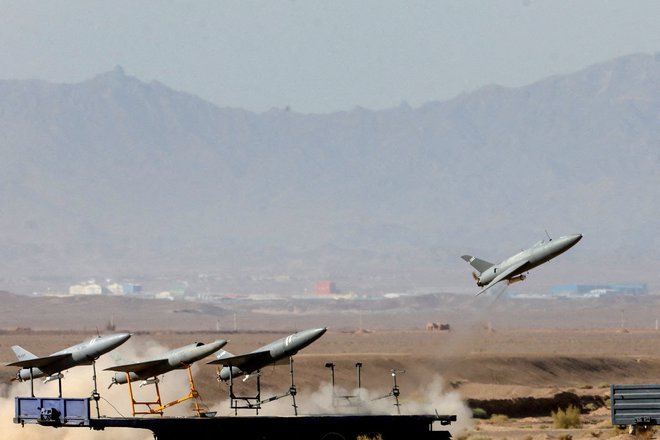 Izraelske rakete naj bi na sirskem vojaškem letališču Dimas, ki ga menda nadzirajo proiranske sile, poleg orožja in razstreliva uničile tudi sestavne dele za&nbsp;iranske drone. FOTO:&nbsp;Wana/Reuters
