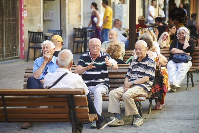 Zvišanje pokojnin za 4,5 odstotka bi vlada uveljavila že prihodnji mesec. Foto Primož Zrnec
