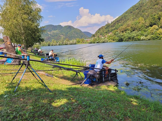 Ribiči plovčkarji na tekmovalni trasi v Radečah avgusta 2022. FOTO: KTRC Radeče/Dubravka Kalin
