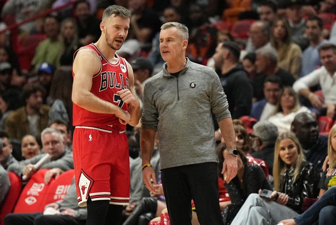 Goran Dragić (med pogovorom s trenerjem Billyjem Donovanom) je k zmagi Chicaga prispeval sedem točk. FOTO: Jim Rassol/Usa Today Sports
