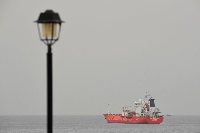 V Evropo prihaja čedalje več utekočinjenega plina. Španija ima veliko infrastrukture za njegov sprejem. Na fotografiji tanker pred pristaniščem v Tarragoni. FOTO: Pau Barrena/AFP
