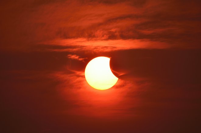 Luna je največji del Sonca, in sicer 82 odstotkov, prekrila nad Kazahstanom, vendar tudi to ni dovolj za zatemnitev dnevne svetlobe. FOTO:&nbsp;Shutterstock
