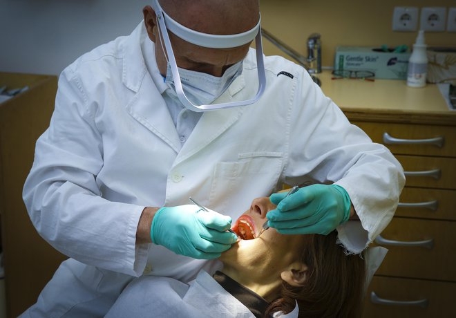 V letu 2019 je nočno zobozdravstveno ambulanto obiskalo povprečno deset pacientov na noč. FOTO: Jože Suhadolnik/Delo
