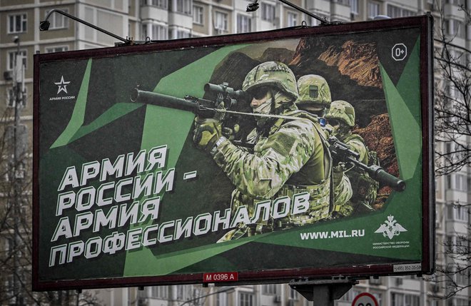 Profesionalna ruska vojska na plakatu

FOTO: Yuri Kadobnov/AFP
