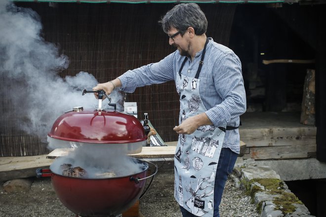 Slovenci najbolj zaupamo živemu stiku s kmetom. Na fotografiji: Peter Hajdu, mojster žara na posestvu Bajer. FOTO: Uroš Hočevar/Delo
