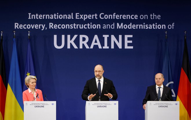 Nemški kancler Olaf Scholz, ukrajinski premier Denis Šmigal in predsednica evropske komisije Ursula von der Leyen na konferenci o povojni obnovi Ukrajine v Berlinu. FOTO:&nbsp;Michele Tantussi/Reuters
