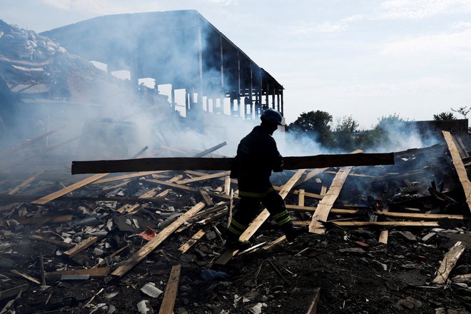 Rusi trdijo, da na Ukrajino mečejo samo &raquo;čiste&laquo; bombe. Foto: Ammar Awad/Reuters
