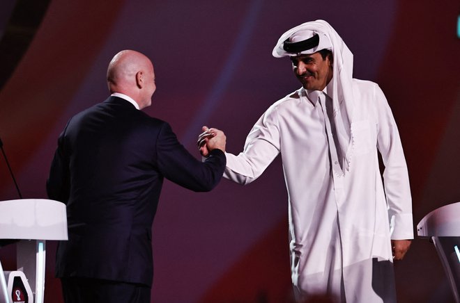 Predsednik Fife Gianni Infantino in katarski emir Tamim bin Hamad al-Thani&nbsp; FOTO: Hamad I Mohammed/Reuters
