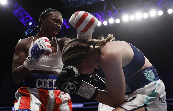 Claressa Shields (levo) je pred 15 dnevi prepričljivo ugnala Savannah Marshall. FOTO: Andrew Couldridge/Reuters
