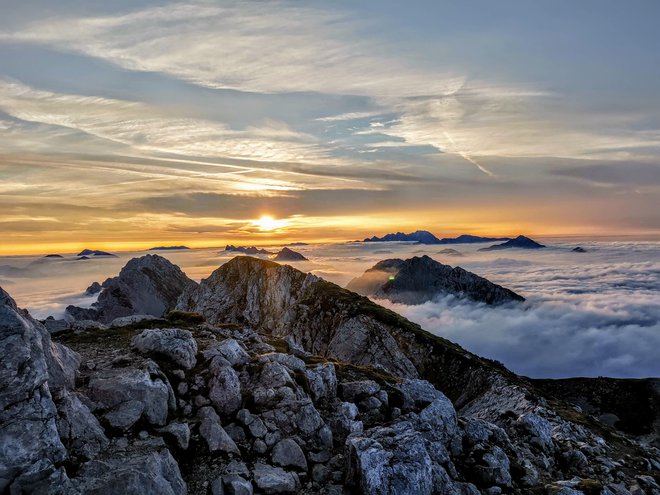 V nekaterih kočah okoli Triglava je poleti delež tujcev presegel 75 odstotkov. FOTO: Matjaž Šerkezi
