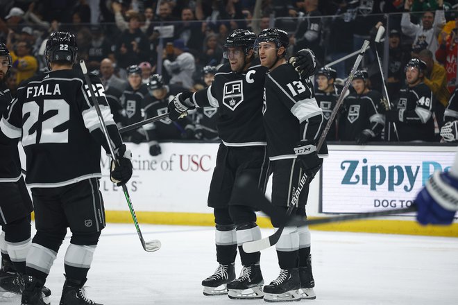 Kapetan moštva Los Angeles Kings Anže Kopitar (v sredini) je s soigralci imel dobre razloge za veselje, premagali so v minulih sezonah najboljše v NHL. FOTO: Ronald Martinez/AFP
