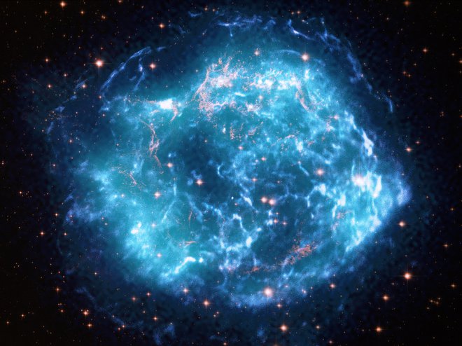 Kasiopeja A (posnetek je sestavljen iz podatkov satelitov IXPE, Chandra in  Hubble). FOTO: Nasa
