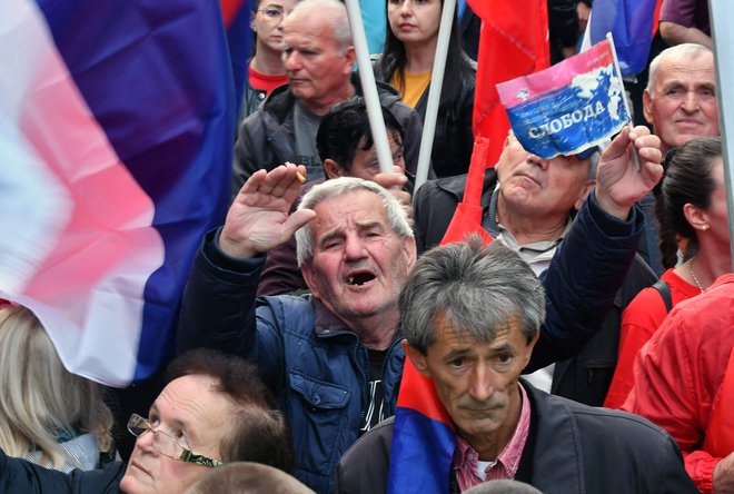 V Banjaluki v BiH se je v torek zvečer zbrala množica ljudi, ki je na demonstracijah izrazila podporo oblastem Republike Srbske. FOTO:&nbsp;Elvis Barukcic/AFP
