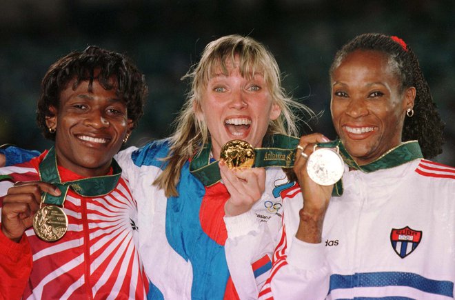 V Atlanti leta 1996 je Maria Mutola (levo) osvojila prvo mozambiško olimpijsko kolajno, bron, prehiteli sta jo Rusinja Svetlana Masterkova in Kubanka Ana Fidelia Quirot. FOTO: Reuters
