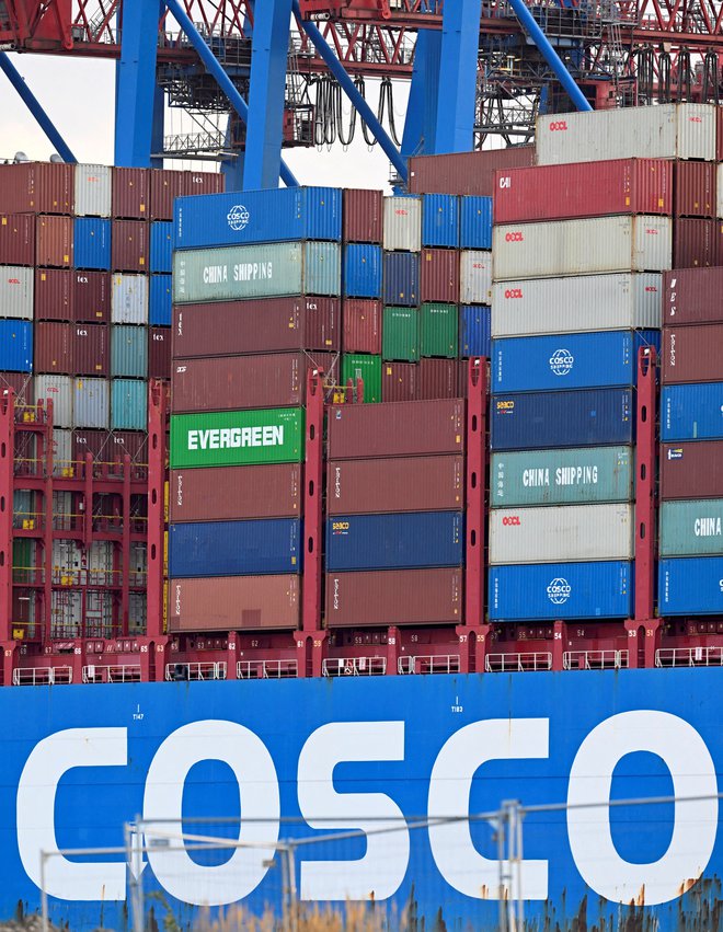 Kitajski kontejnerski prevoznik Cosco krepi svojo prisotnost v Evropi. FOTO:&nbsp;Fabian Bimmer/Reuters
