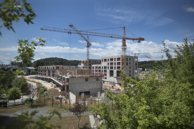 Ob intenzivni gradnji novih sosesk v Črnučah težave z vodo niso nepričakovane, saj vodovod ni posodobljen in z večanjem števila uporabnikov in dodajanjem pritiska poči glavna vodovodna cev ... FOTO JURE ERŽEN/DELO
