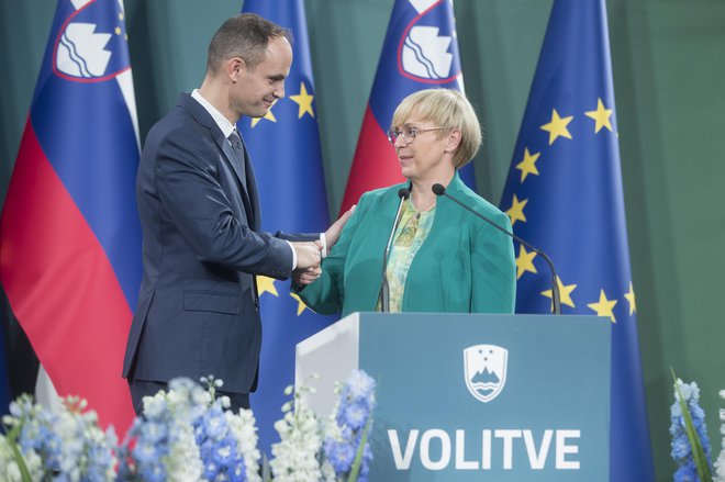 Volivci so pri komaj dobri polovični volilni udeležbi ravnali pričakovano: izkazali so lojalnost svojim strankam. V drugem krogu predsedniških volitev se bosta pomerila Nataša Pirc Musar in Anže Logar. FOTO JURE ERŽEN/DELO
