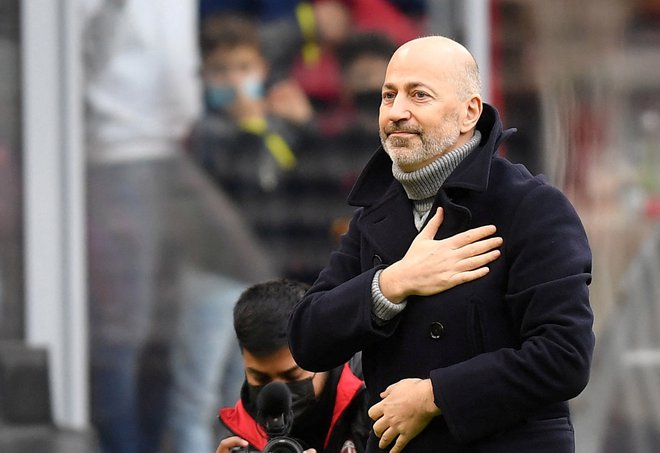 Ivan Gazidis, ki je sicer dolga leta deloval pri londonskem Arsenalu, pozdravlja navijače na San Siru. FOTO: Daniele Mascolo/Reuters
