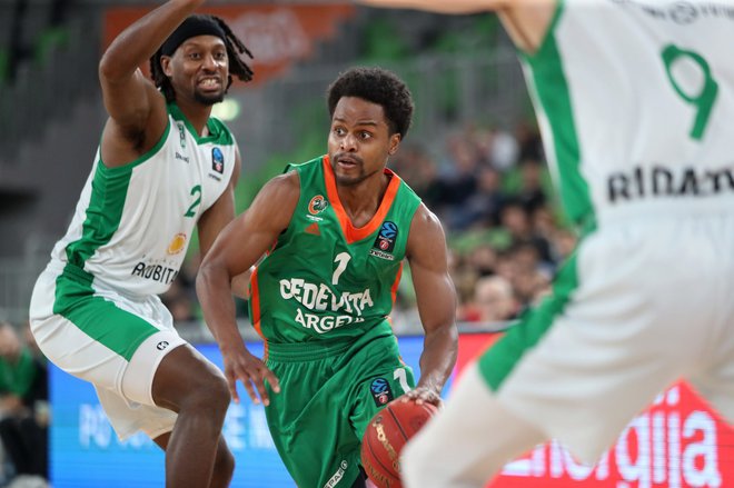 Stožiški dirigent Yogi Ferrell je dosegel 20 točk, vendar ni poskrbel za usklajenost in sodelovanje celotnega moštva. Levo Jarrod Jones. FOTO: Cedevita Olimpija
