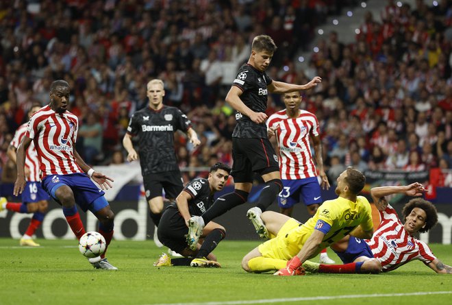 Jan Oblak je prejel dva gola in ne bo branil v osmini finala. FOTO: Susana Vera/Reuters
