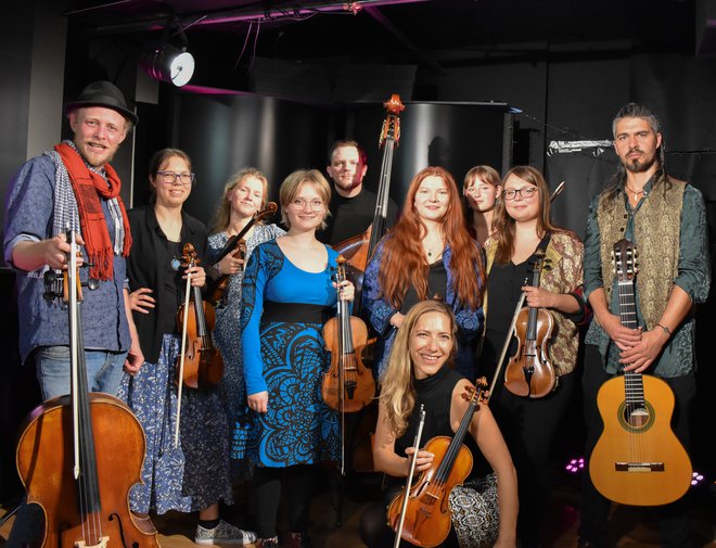 Člani zasedb Wild Strings Trio in Godalkanje Fiddle Gang so se na vajah dobro ujeli. FOTO: Simona Kralj
