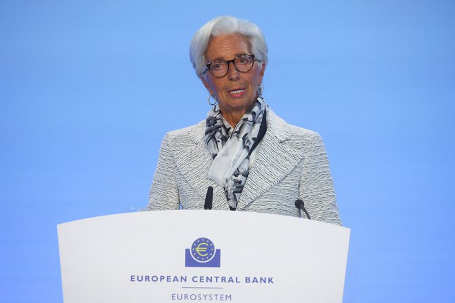 ECB, ki jo vodi Christine Lagarde, že tretjič letos zvišuje obrestne mere. FOTO: Kai Pfaffenbach/Reuters
